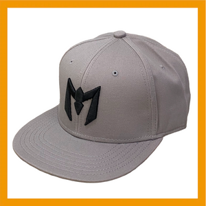 GORRA PLANA GRIS CON BORDADO NEGRO