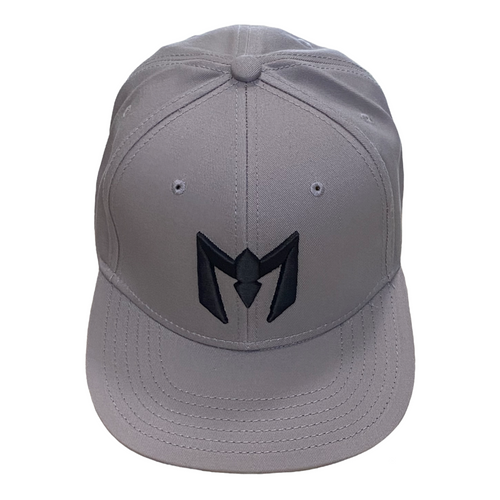 GORRA PLANA GRIS CON BORDADO NEGRO